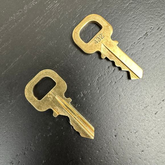 AUTHENTIC! 

Louis Vuitton ONE KEY VINTAGE - Picture 2 of 2